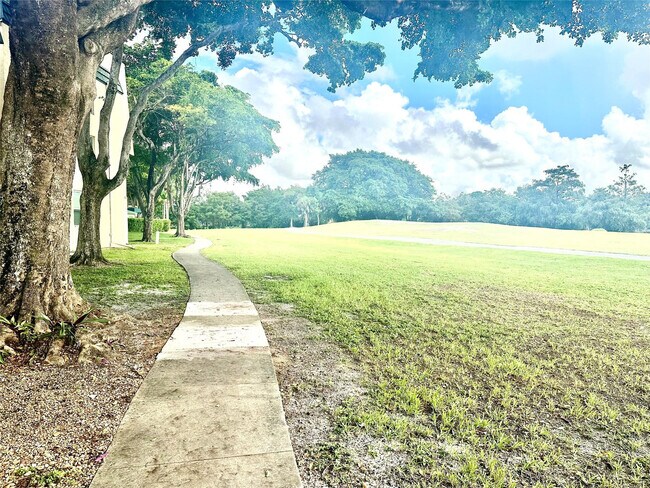 Building Photo - 9080 Lime Bay Blvd