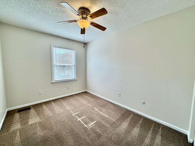Building Photo - 3-Bedroom Townhome 03-25-26!! All Appliances Convey!! Excellent School Zones!!