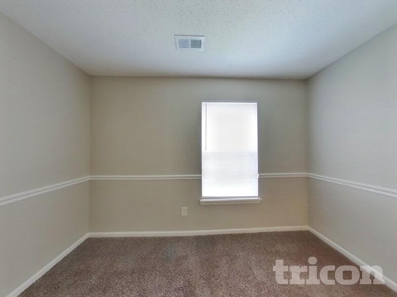 Building Photo - 2195 Lakecrest Dr