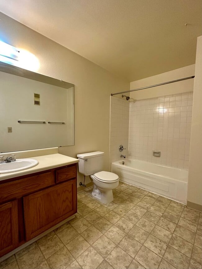Building Photo - Spacious and Bright Top-Floor Apartment wi...