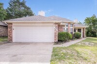 Building Photo - 605 Cox St