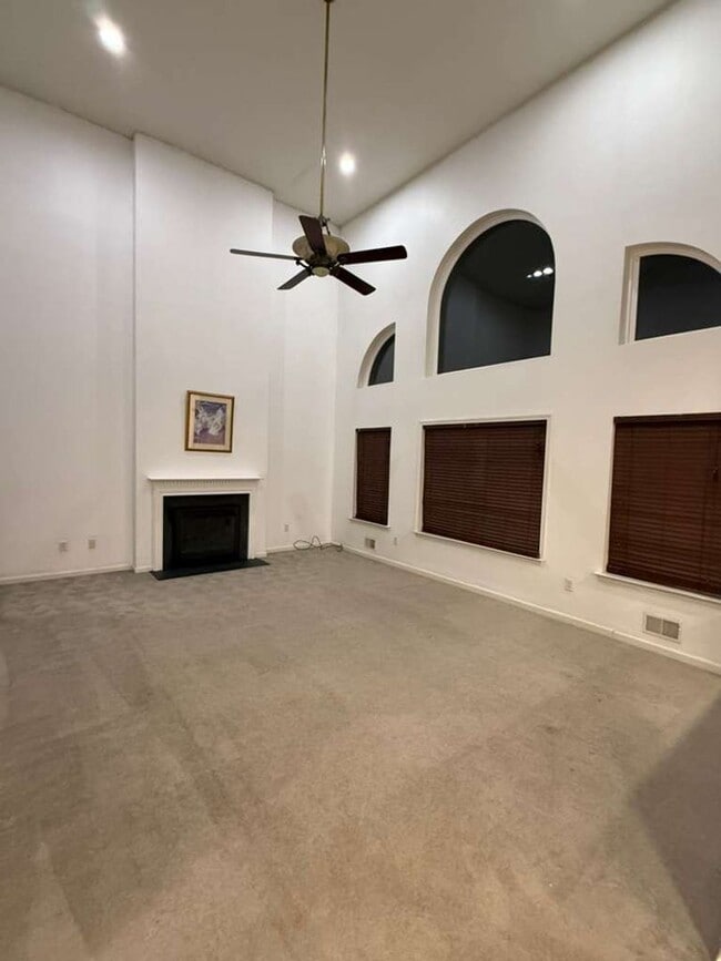 Building Photo - Stunning Home with Private Pool in Manchester