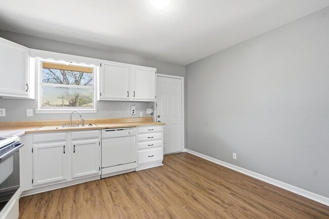 Building Photo - 2333 N Danville Dr