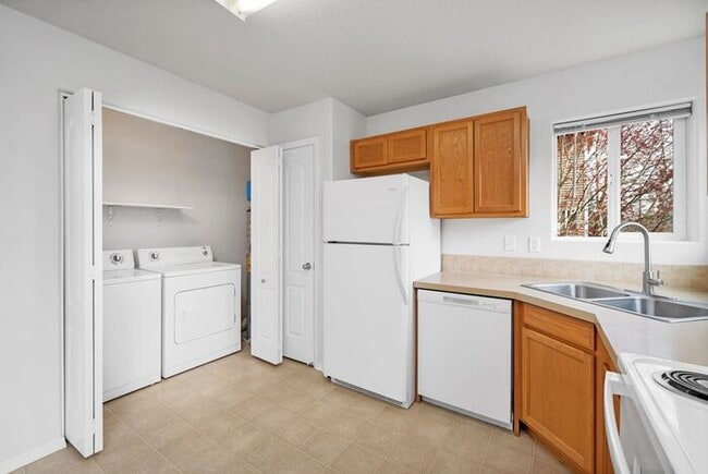 Building Photo - 2 bedroom 1.5 bath Condo! Washer and Dryer in unit!!