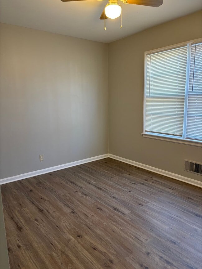 Building Photo - Three Bedroom One bathroom home for Rent