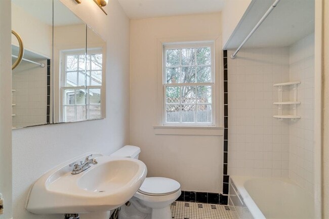 Building Photo - 1609 Sunset Ln