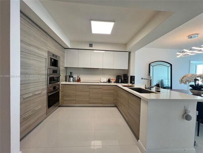 Building Photo - 300 Sunny Isles Blvd