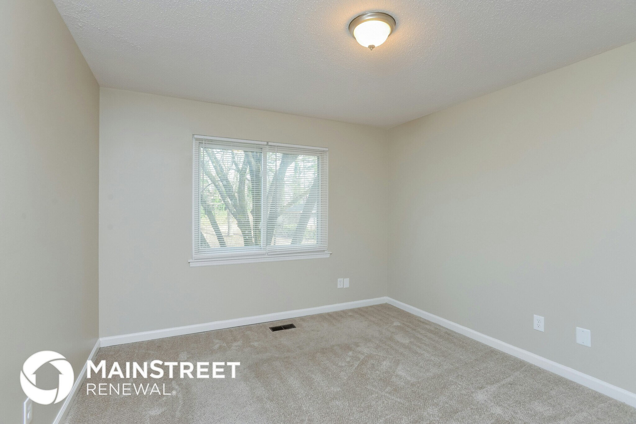 Building Photo - 2026 Sprucewood Pl