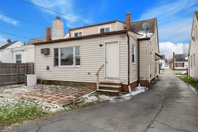 Building Photo - Beautiful Home in South Euclid