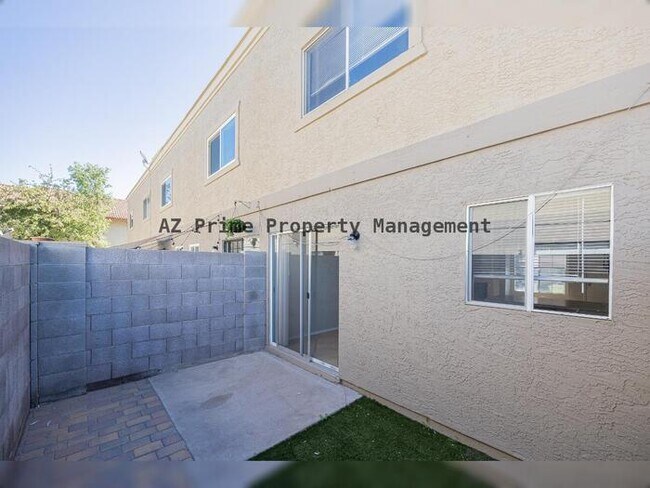 Building Photo - 1055 W 5th St