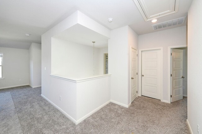 Building Photo - Nestled in the highly sought-after Scenic ...