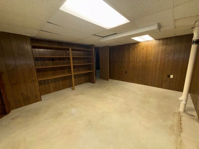 Building Photo - 741 Woods Ct