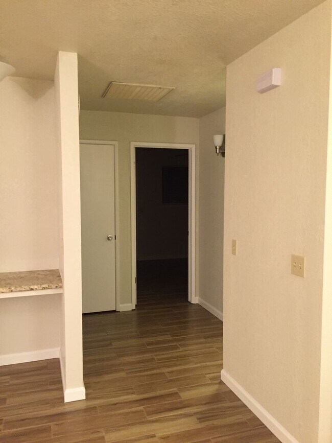 Building Photo - 407/409E. Alexander