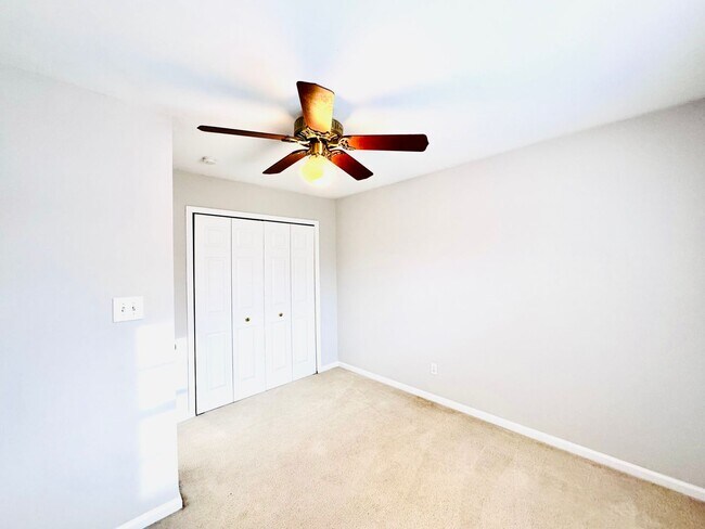 Building Photo - Spacious 5-bedroom home situated on a desirable corner lot!