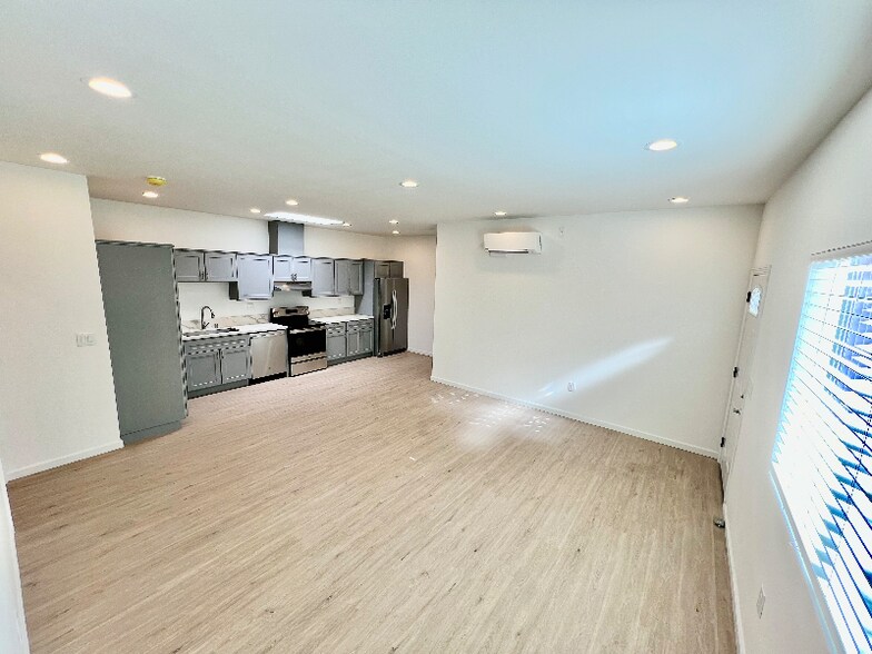 Building Photo - 859 W 43rd Pl