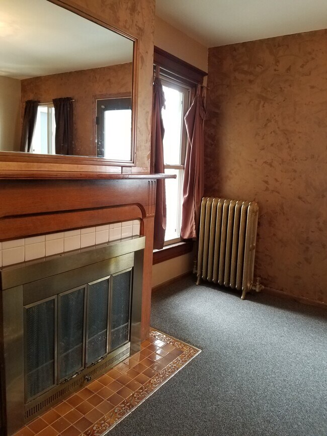 living room - 505 5th Ave S