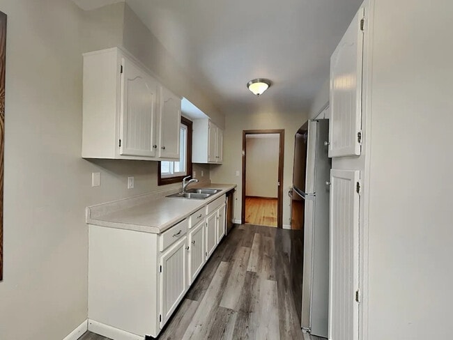 Building Photo - 3021 Commodore Dr