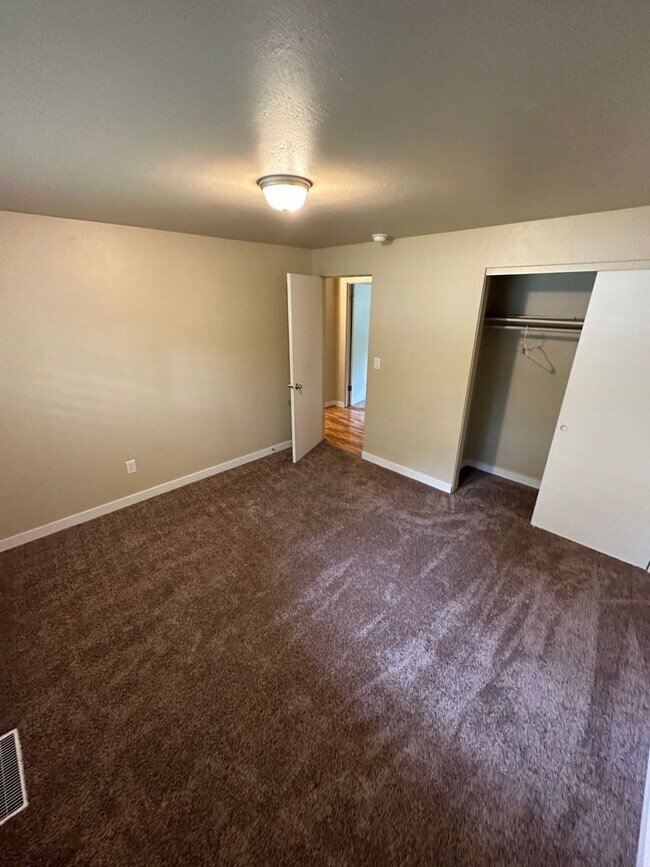 Building Photo - 3 Bedroom 2.5 Bathroom Hardwood Floors Fen...
