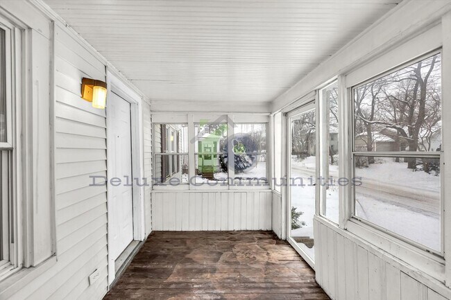 Building Photo - GORGEOUS 4 BEDROOM HOME!!! Available NOW- Month to month lease only!