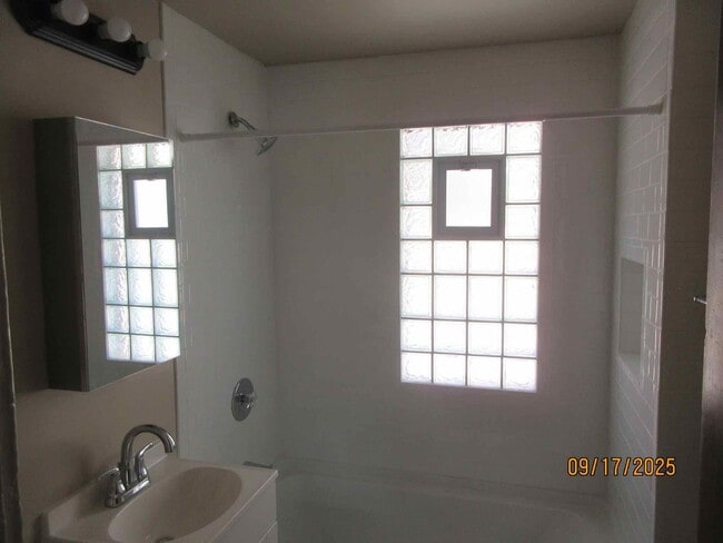 Building Photo - 3455 N Fratney St