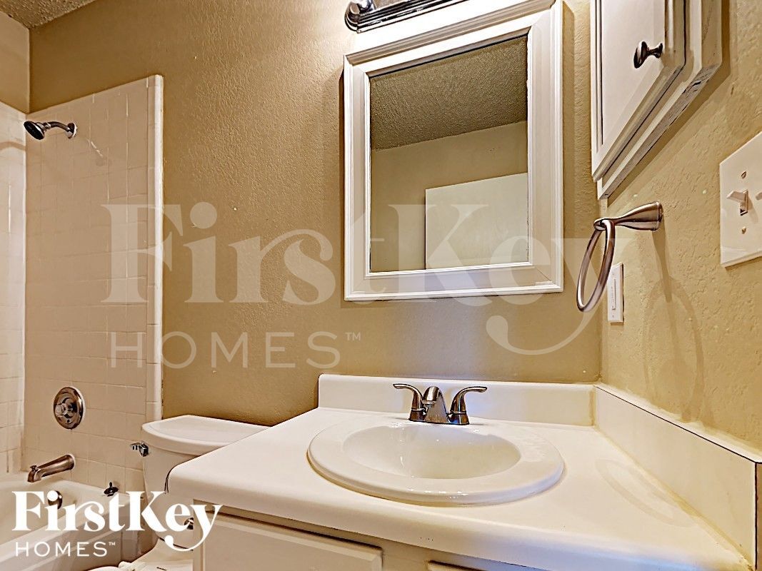 Building Photo - 1409 Grovecrest Dr