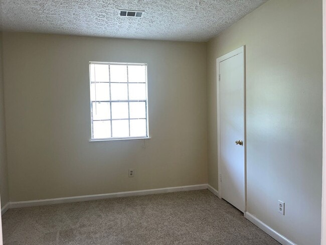 Building Photo - 3 Bed/2 Bath Ranch W/ Granite Counters & SS Appliances!