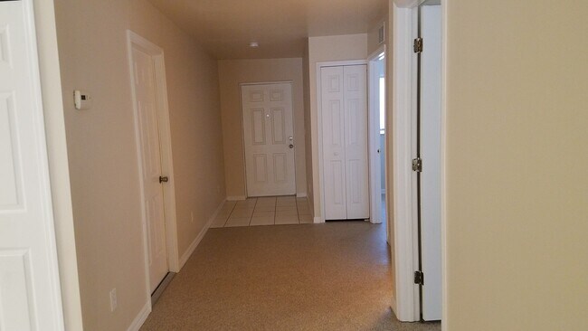 Building Photo - Duplex 3/2 w/ Garage