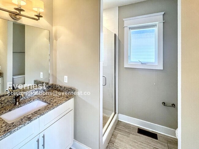 Building Photo - Lovely 2-Bedroom Home with Modern Amenitie...
