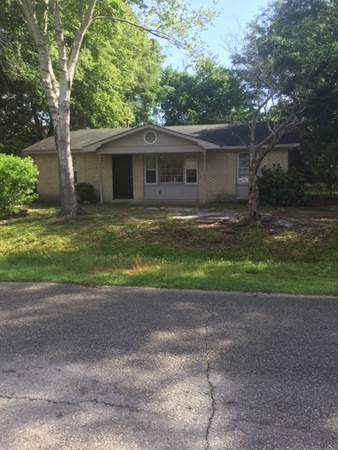 Building Photo - Adorable Three Bedroom Home
