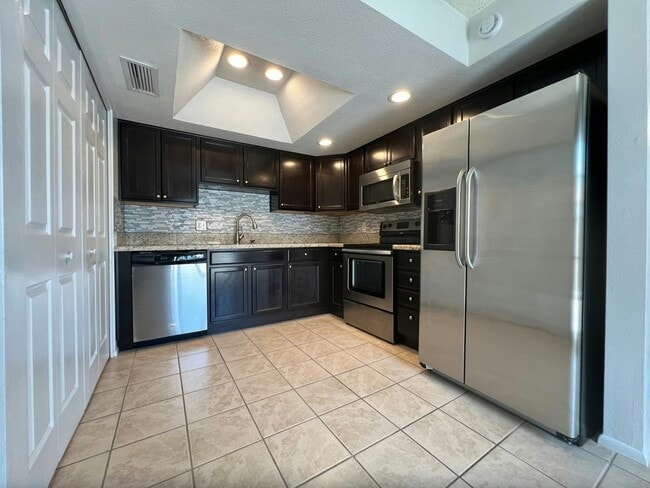 Building Photo - 924 E Diamond Dr