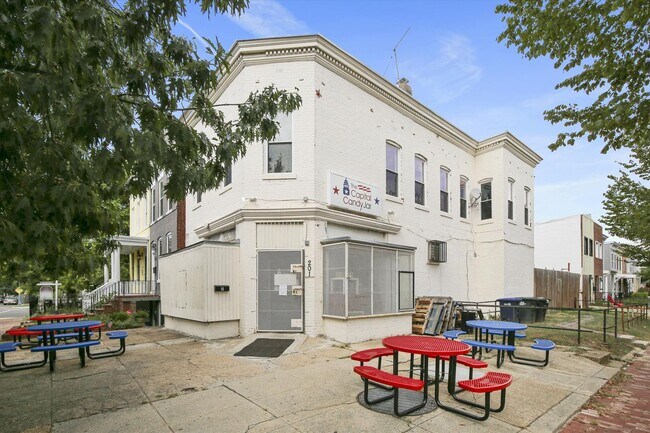Building Photo - E Street NE 643