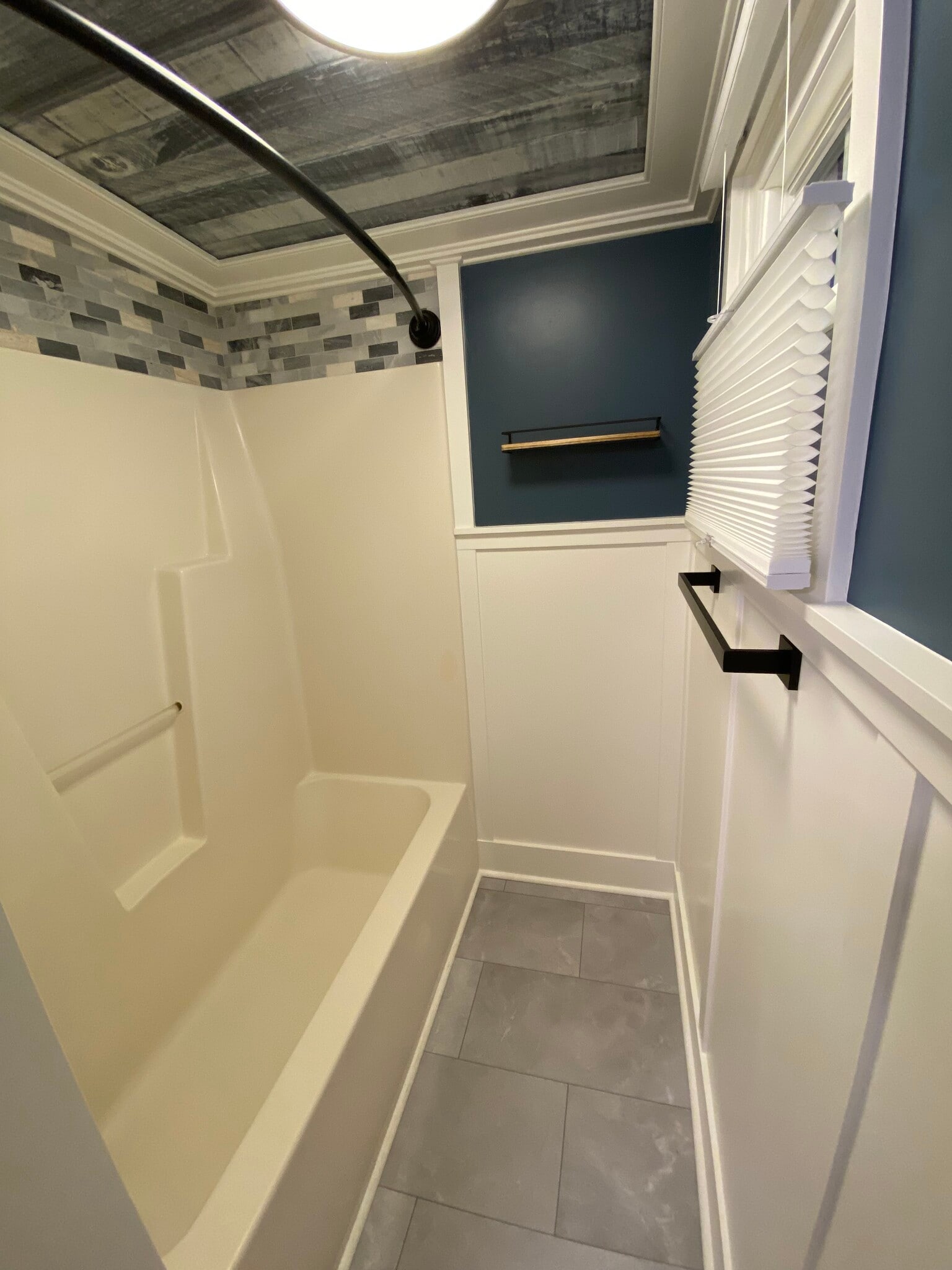 Showe/tub - 1603 Washington St E