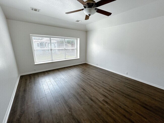 Building Photo - Spacious 3/2 house in Summerlyn Subdivisio...