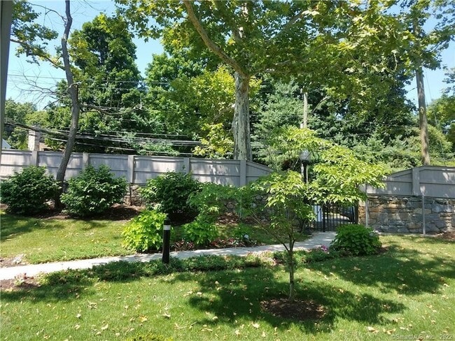 Building Photo - 10 Rockfield Dr