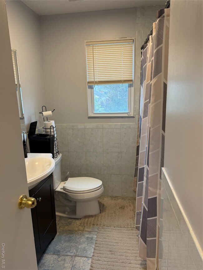 Building Photo - 222 Colonial Ave