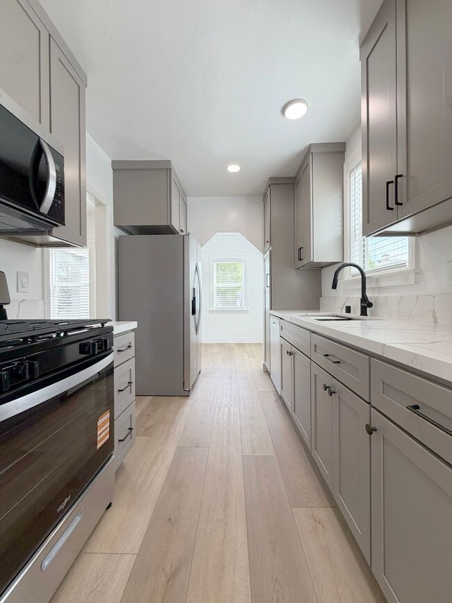 Building Photo - Alhambra Dr