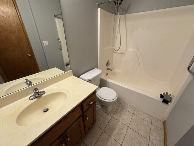 Building Photo - 1303 Fox Run Dr