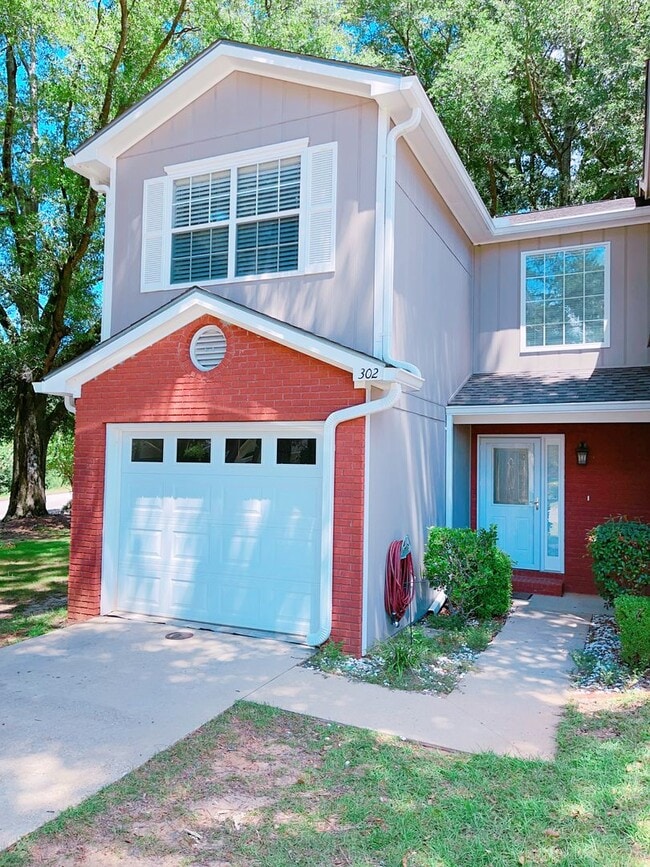 Building Photo - Foxchase Subdivision! END UNIT CLOSE TO CO...