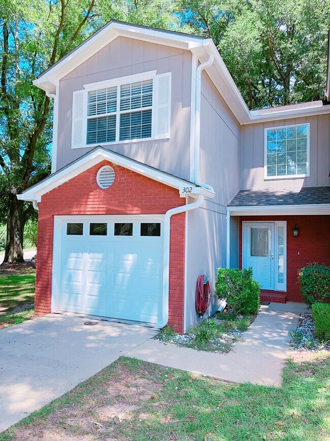 Building Photo - Foxchase Subdivision! END UNIT CLOSE TO COMMUNITY POOL