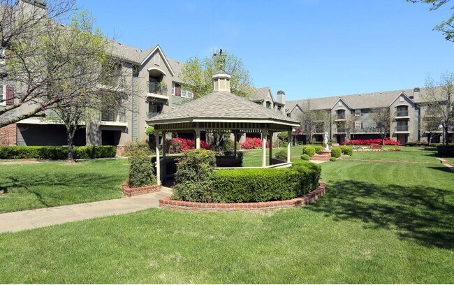 Building Photo - Beautiful large 2-bedroom 2 baths with 1 car garage in Mid Town Tulsa!!