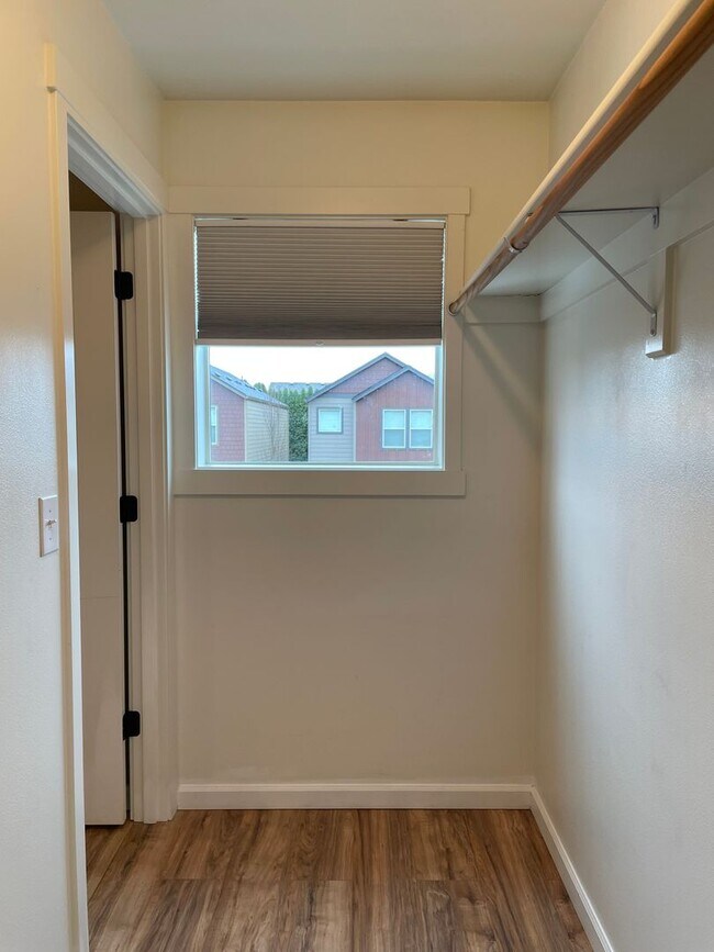 Building Photo - Spacious 3 Bedroom Home with Fenced Yard, Patio, and 2-Car Garage Near Mill Plain.