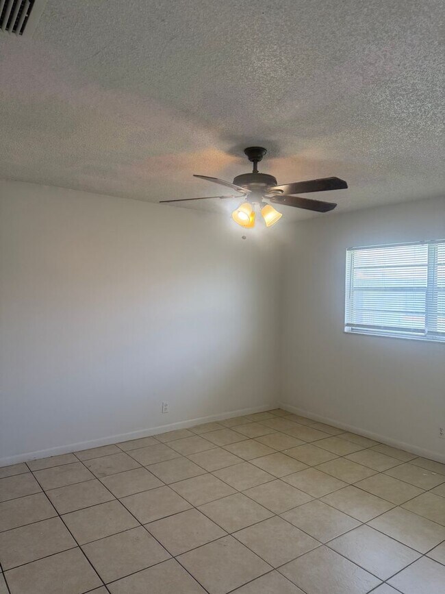 Building Photo - Spacious unit in Essex Park Condo, Kissimmee