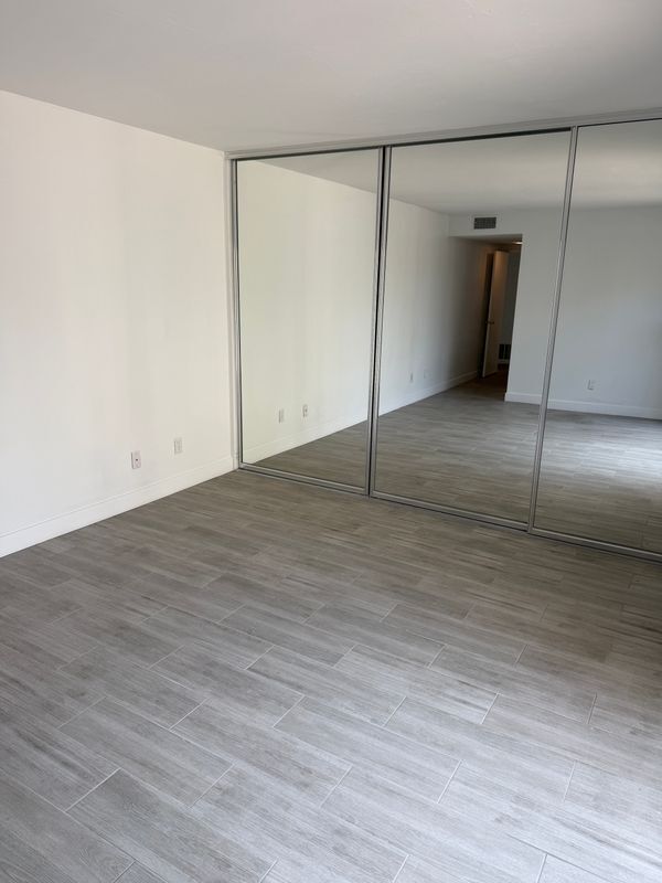 Building Photo - 10 Cove