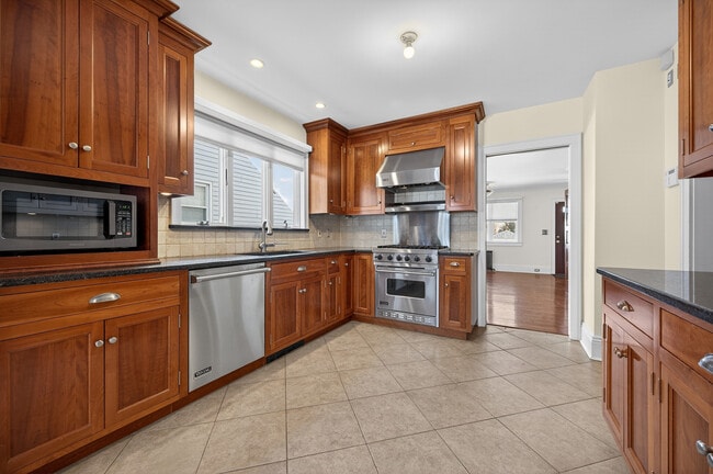 Building Photo - 35 Birch St