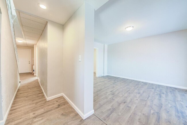 Building Photo - Stunning 3 bedroom home in Brookline available July 10!