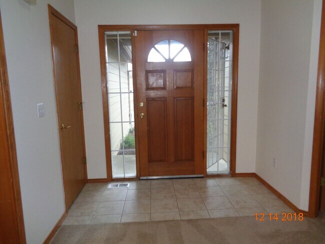 Building Photo - 1130 SW Fleishauer Ln