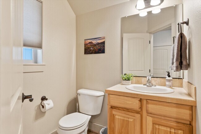 Building Photo - Charming, Furnished 3 bedroom Home w/ Garage