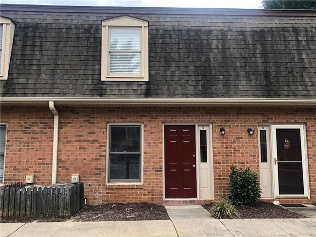 Primary Photo - Great Oakwood location - 2 bedroom