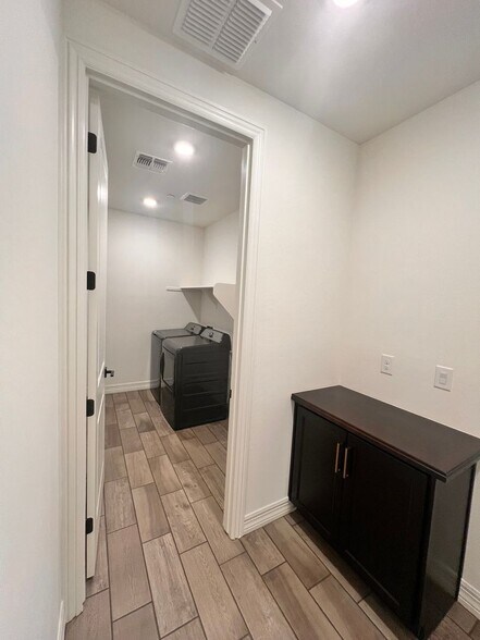 Building Photo - 2121 W Sonoran Desert Dr