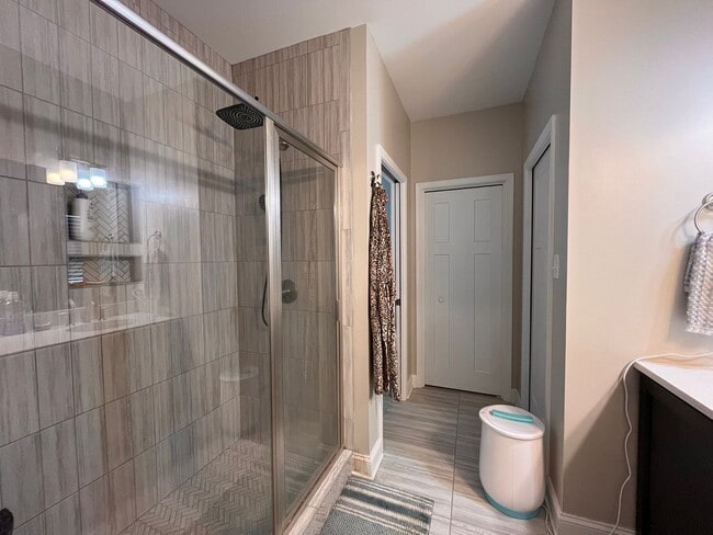 Building Photo - 4 Bedroom, 3.5 Bathroom Townhouse